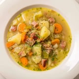 Deutsche Kartoffelsuppe winterlich