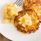 Knusprige Kartoffelpuffer mit Apfelmus