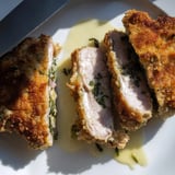 Die saftig gebratenen Kalbsschnitzel werden elegant mit Weißweinsauce serviert.  